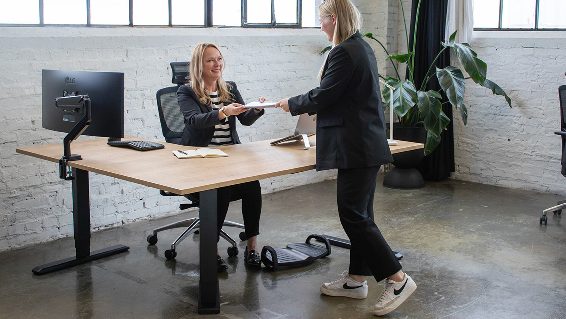 PRIMUS Eckschreibtisch, Gestell Schwarz, Tischplatte 1600/800 x 1600/800 x 25 mm Eiche