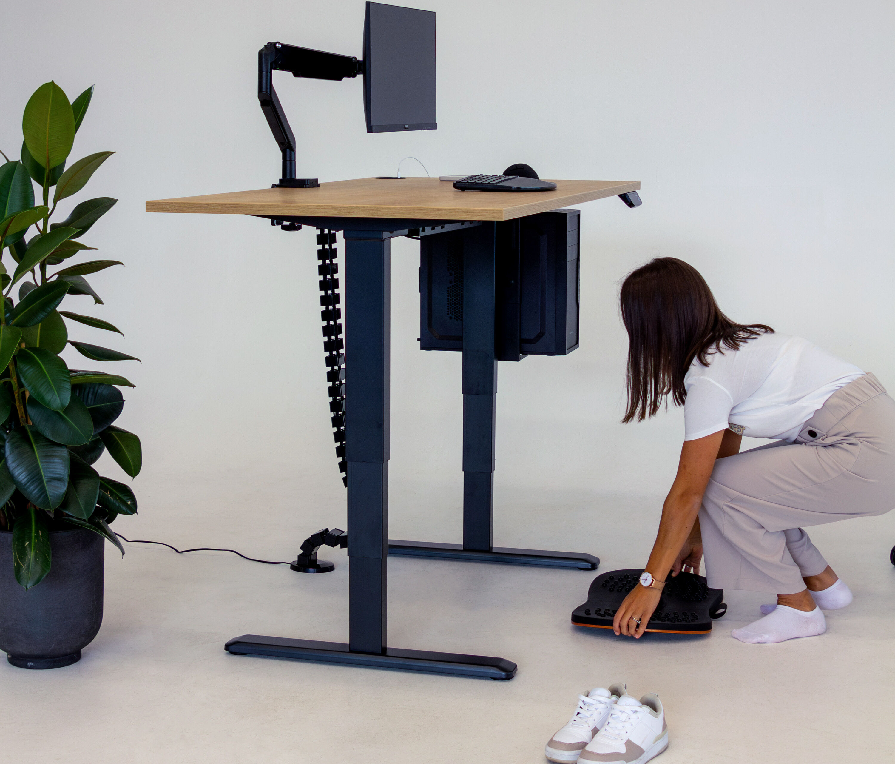 Balance board - Active standing behind your desk Balance board - Active standing behind your desk
