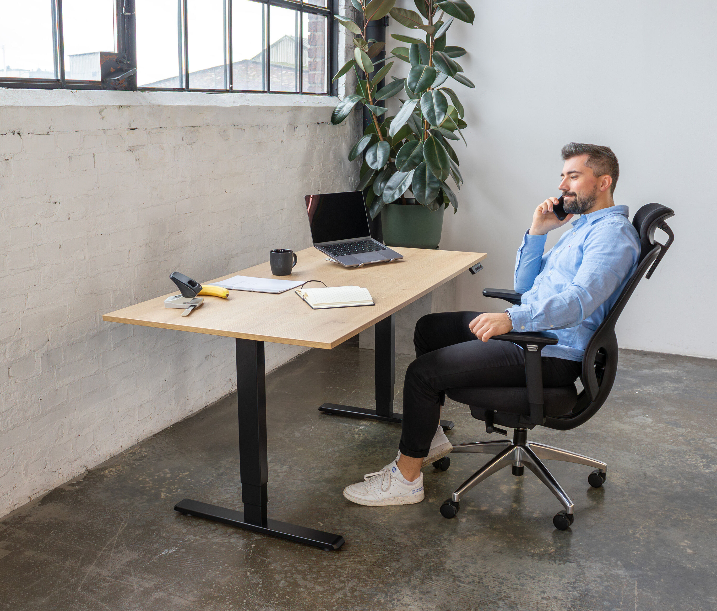 FOKUS Gestell Grau, Tischplatte 1200 x 700 x 19 mm Nussbaum