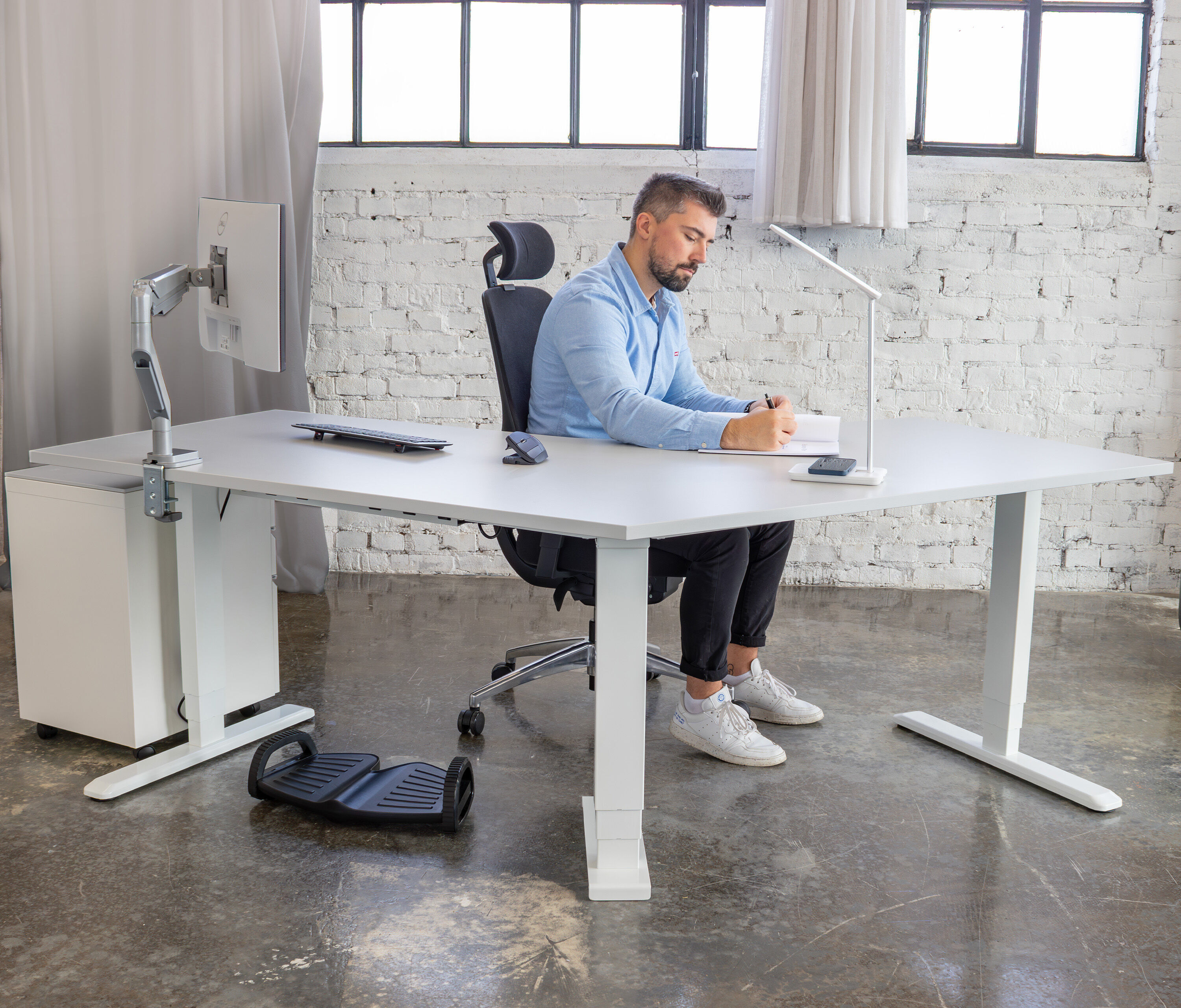 PRIMUS Winkelschreibtisch, Gestell Grau, Tischplatte 1500 x 800 x 25 mm Buche