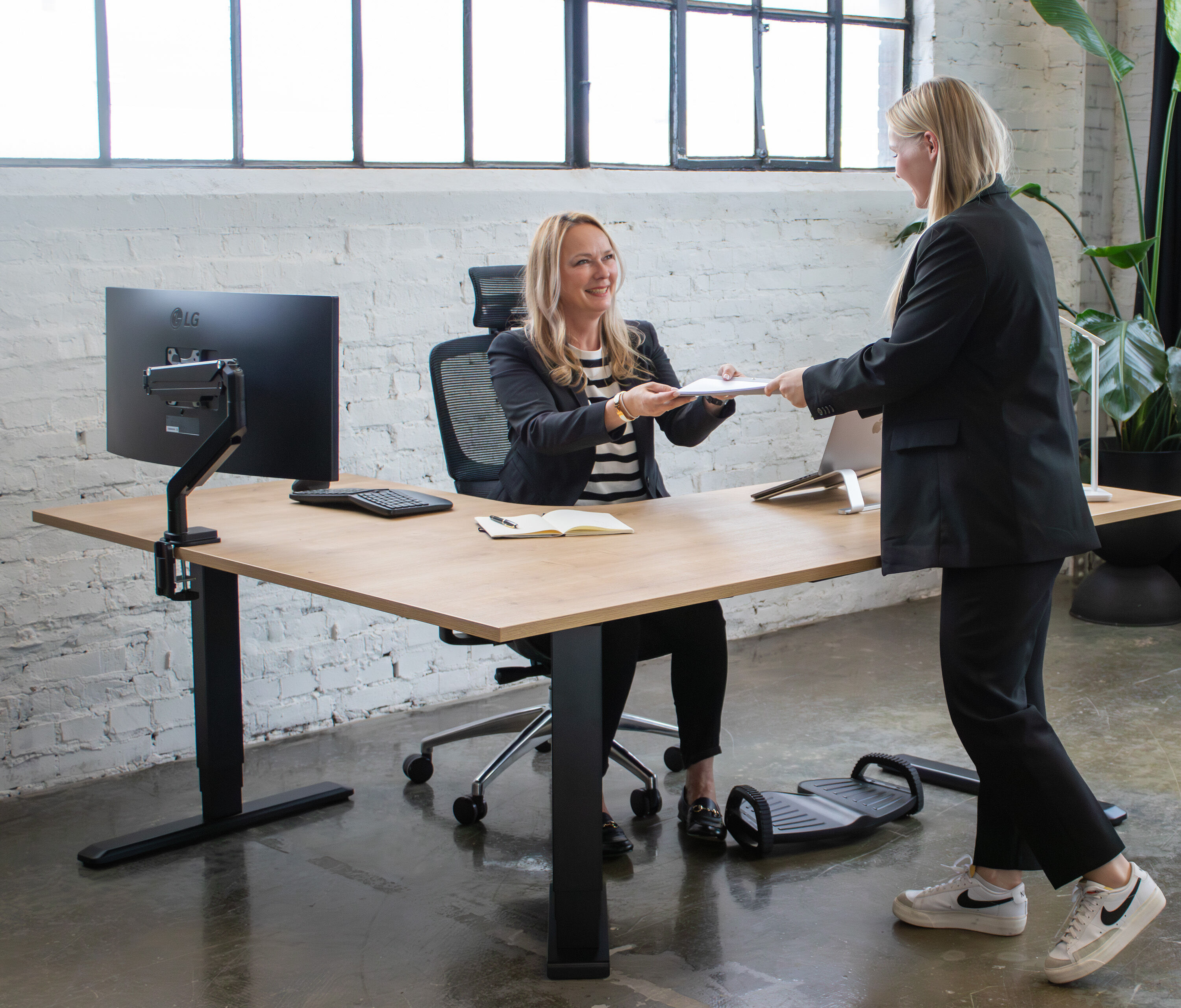 PRIMUS Eckschreibtisch, Gestell Grau, Tischplatte 1600/800 x 1600/800 x 25 mm Nussbaum