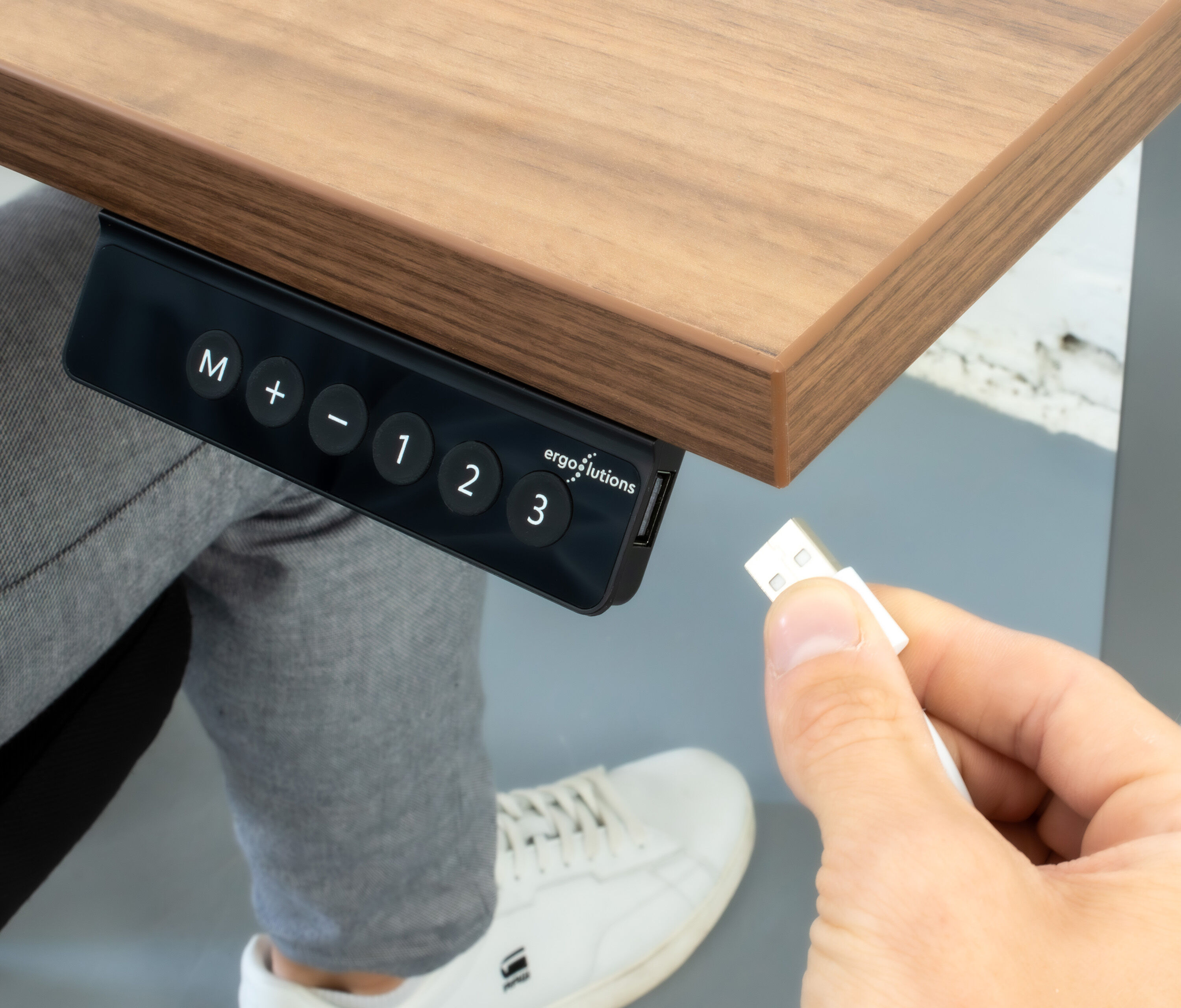 FOKUS Schreibtisch + Steckleistenhalter + Kabelschlange Weiß Weiß 120x70