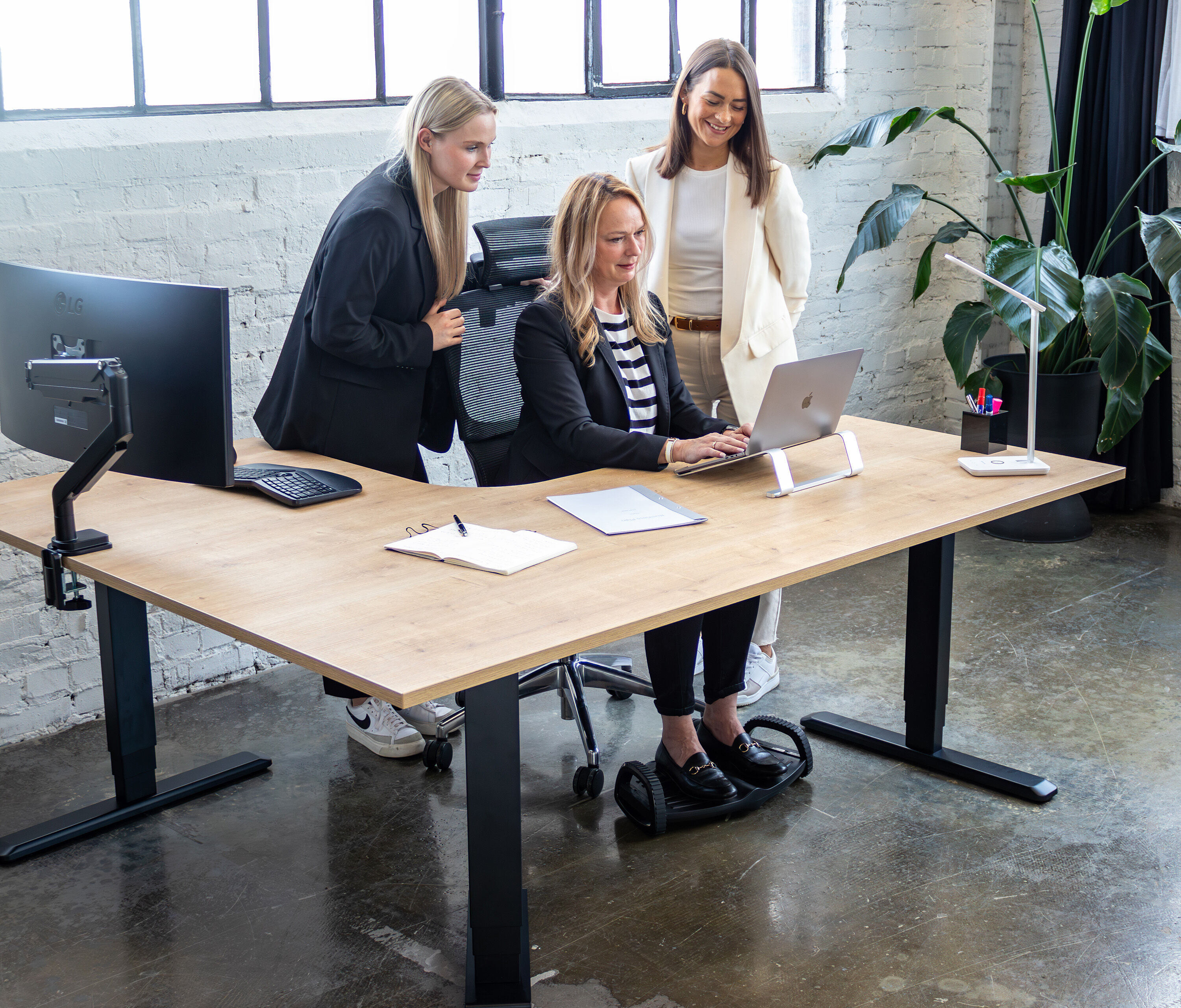 PRIMUS Eckschreibtisch, Gestell Schwarz, Tischplatte 1600/800 x 1600/800 x 25 mm Eiche