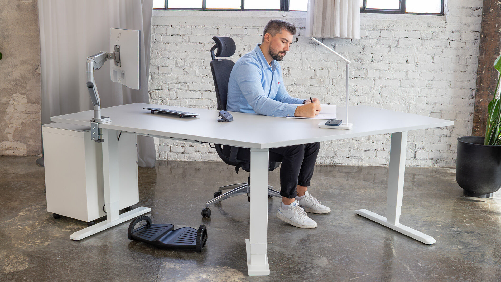 PRIMUS Winkelschreibtisch, Gestell Schwarz, Tischplatte  1600 x 800 x 25 mm Lichtgrau