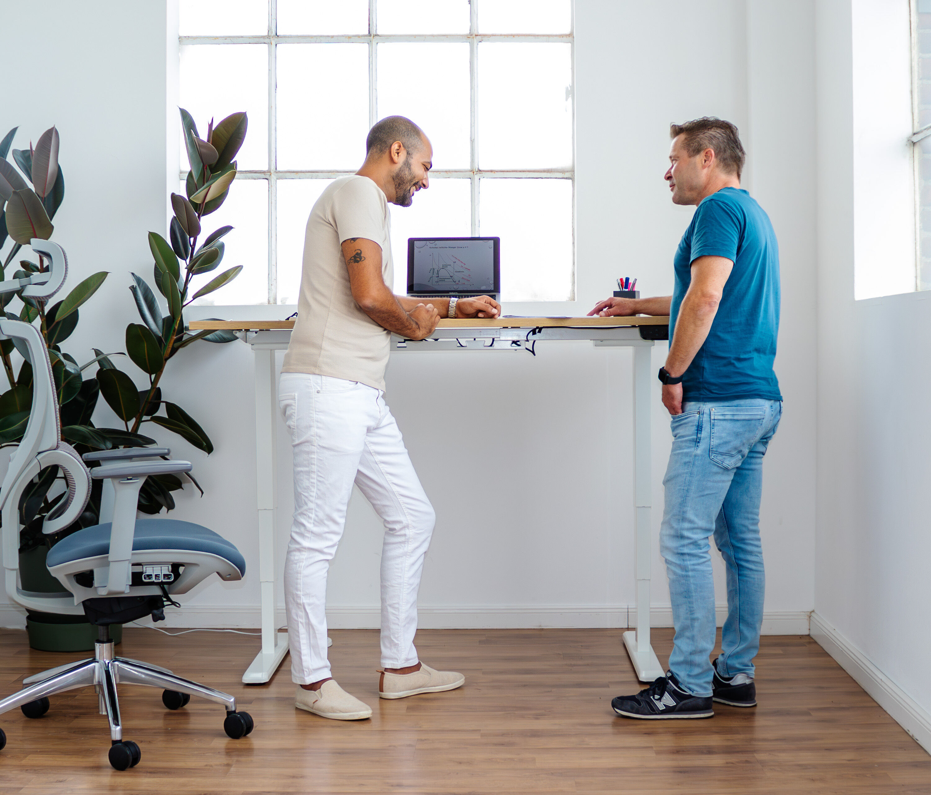 PRIMUS Speed Rechteckschreibtisch, Gestell Weiß, Tischplatte 1600 x 800 x 19 mm Birke